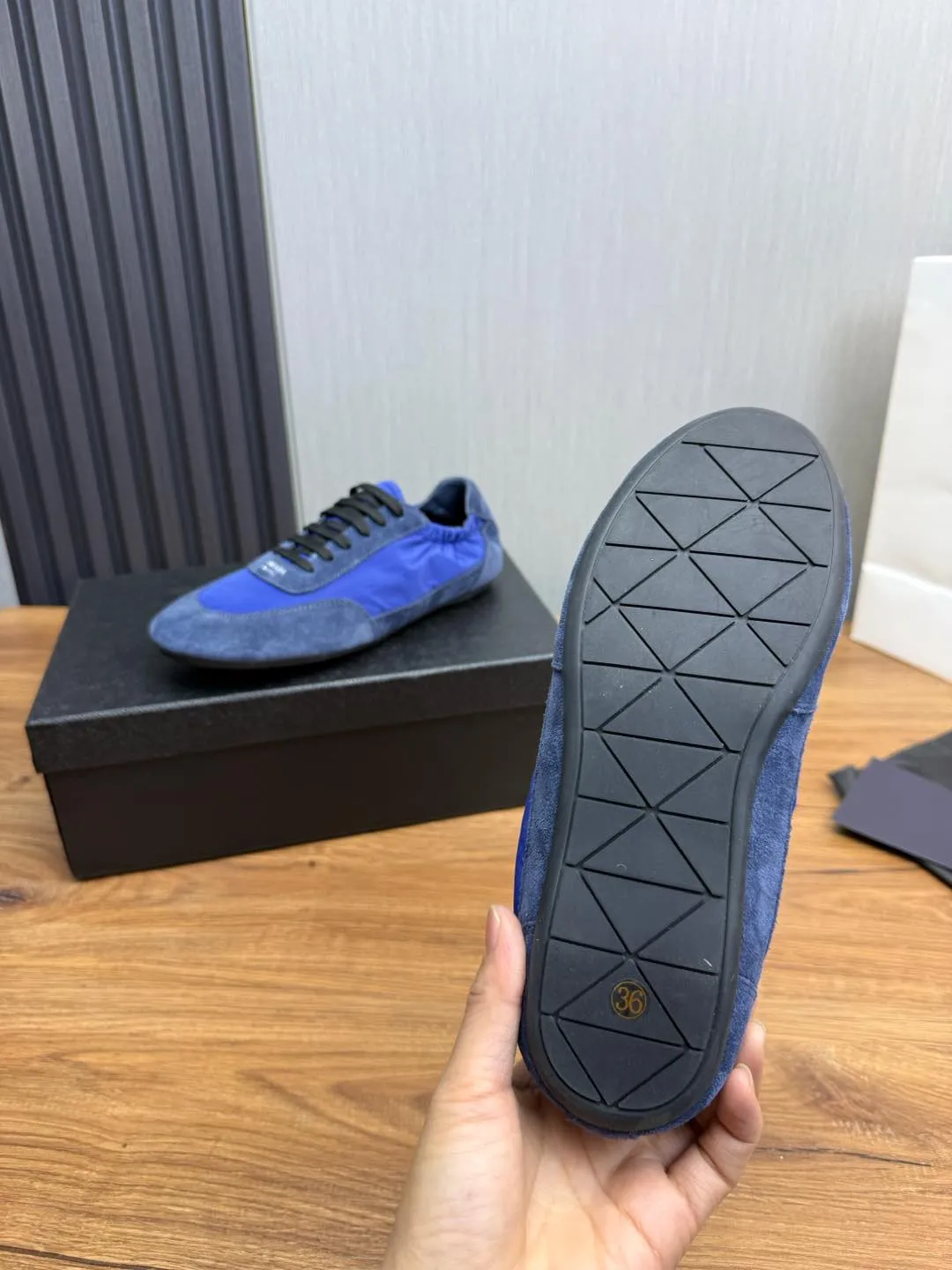 Men's shoes 💰600💰 PRADA 2025 Early Spring Collapse New Couple Style Sports Shoes Moral Training Shoes The name Collapse comes from the fact that it can be easily put on and taken off with bare hands. The light and comfortable features make it more relaxed and casual. The side elastic design can be worn twice! Super comfortable catwalk sneakers, as light and thin as ballet slippers, as comfortable as sneakers, comfortable and super light on the feet. Fabric: nubuck leather spliced ​​with nylon cloth. Silk cowhide foot pads. Size: Women's code 35/40 Men's code 39/45